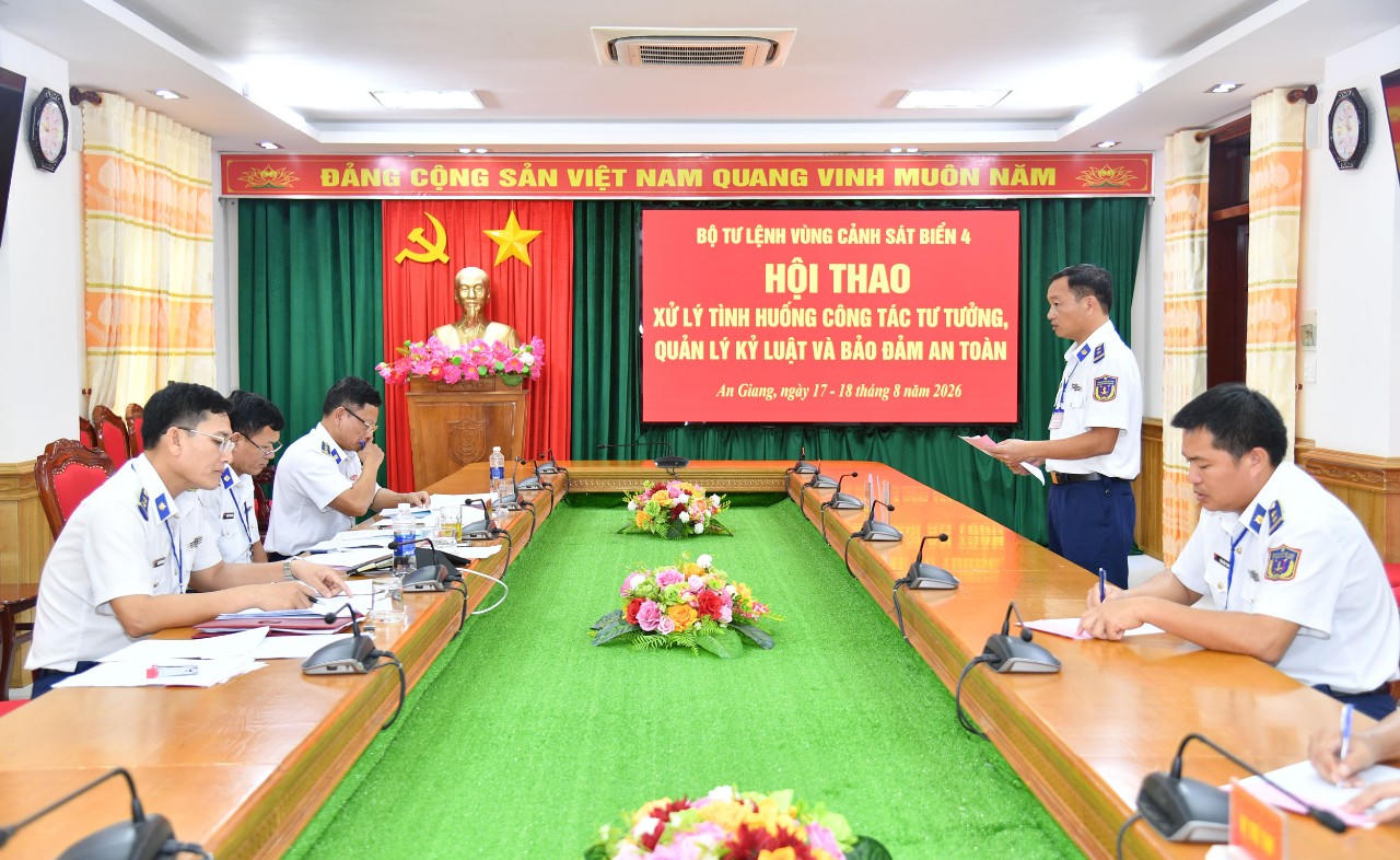 Các thí sinh thực hiện soạn thảo và tổ chức thực hành một buổi thông báo tình hình tư tưởng, dư luận, kỷ luật trong đơn vị. Ảnh: Đức Thái