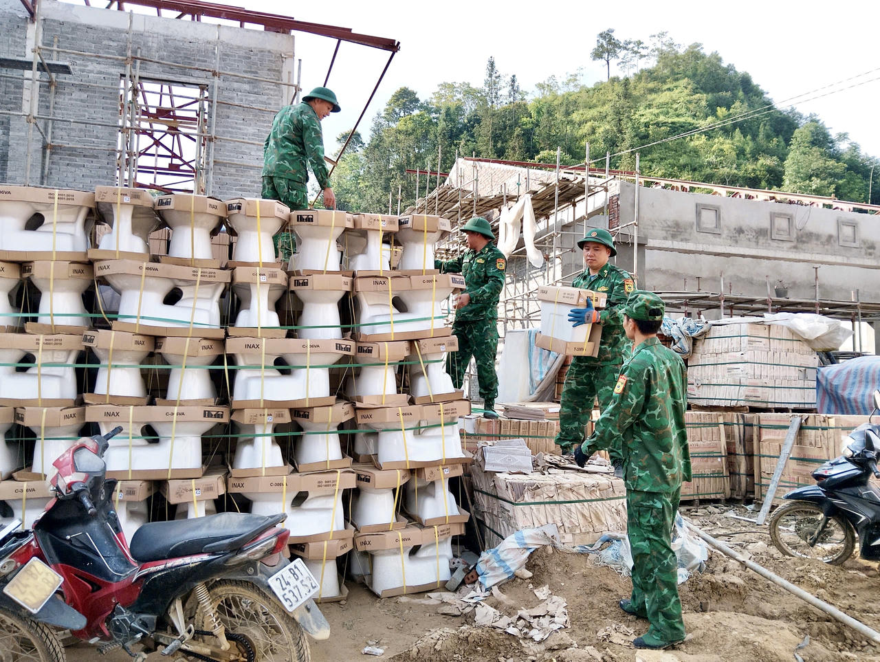 Chiến sĩ 3 đồn biên phòng tham gia hoàn thiện trường nội trú biên giới tại Lào Cai