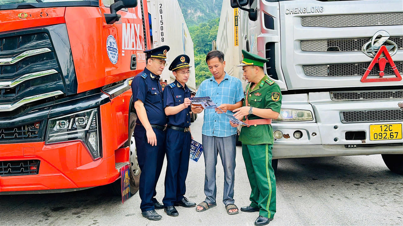 Lực lượng Hải quan phối hợp với Bộ đội Biên phòng tuyên truyền cho các đơn vị vận tải trên địa bàn tỉnh Lạng Sơn. (Ảnh: HQLS)