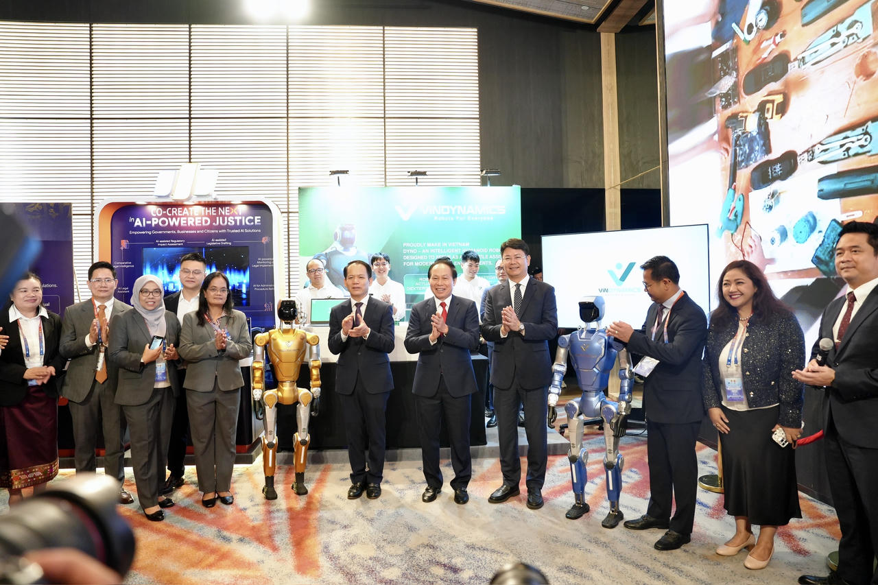Các đại biểu tham quan các gian hàng Triển lãm các sản phẩm công nghệ của Việt Nam bên lề Diễn đàn.