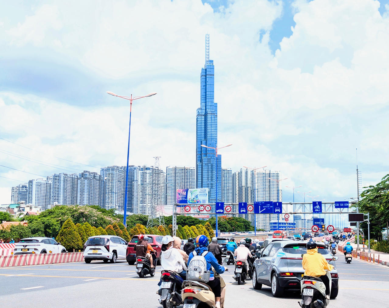 Thành phố quyết tâm  thực hiện các mục tiêu về bảo vệ môi trường, tăng trưởng xanh, phát triển kinh tế tuần hoàn, giảm phát thải khí nhà kính… (Ảnh Trường Giang)