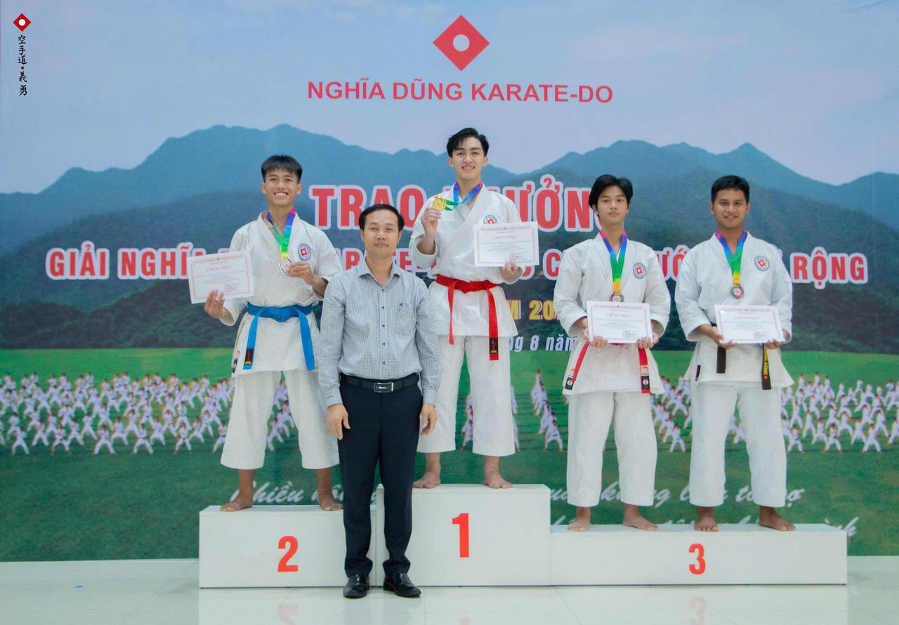 Ông Nguyễn Văn Hải (Chủ tịch UBND xã A Lưới 1) trao giải cho các VĐV