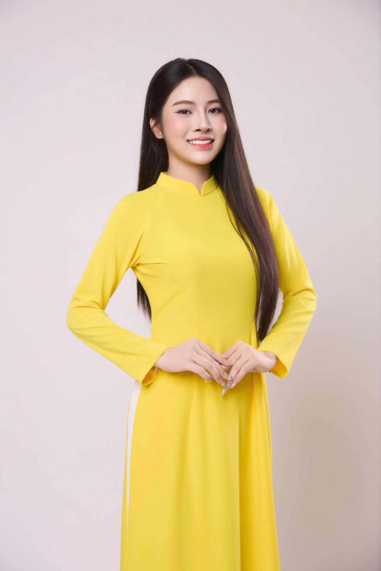 Thí sinh Nguyễn Thị Ngọc Hân trong trang phục áo dài truyền thống