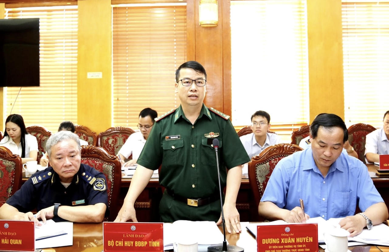 Đại tá Nông Quang Tám - Phó Chỉ huy trưởng Ban Chỉ huy BĐBP tỉnh Lạng Sơn phát biểu tại cuộc họp triển khai việc ngăn chặn, phát hiện, xử lý kịp thời tình trạng vận chuyển trái phép hàng hóa qua biên giới. (Báo DTPT)
