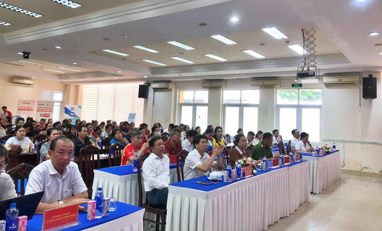 Phó chủ tịch phường trực tiếp đối thoại, giải đáp vướng mắc về thuế, bảo hiểm xã hội của hộ kinh doanh