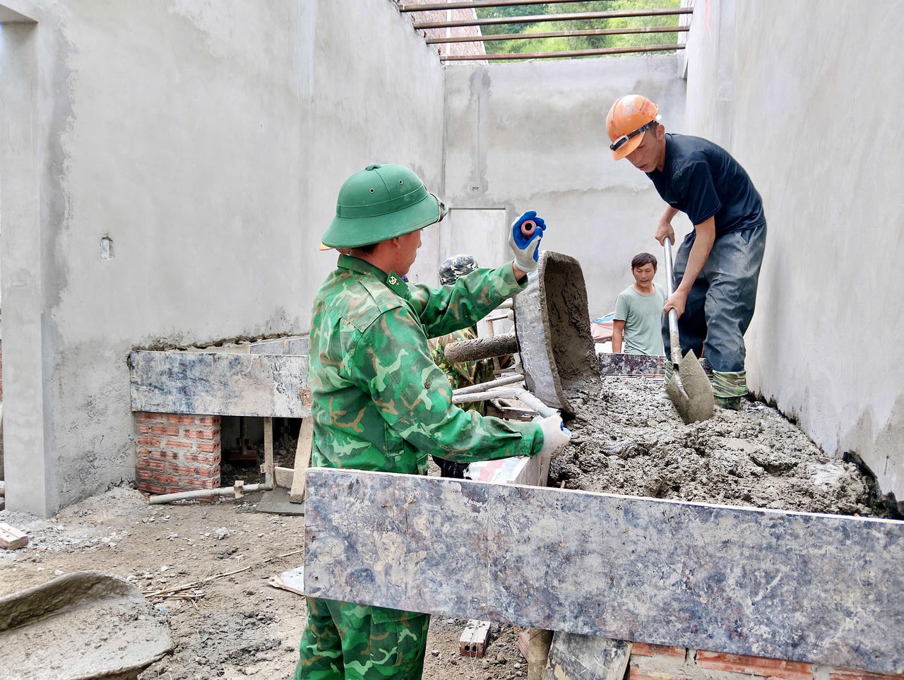 Chiến sĩ 3 đồn biên phòng tham gia hoàn thiện trường nội trú biên giới tại Lào Cai