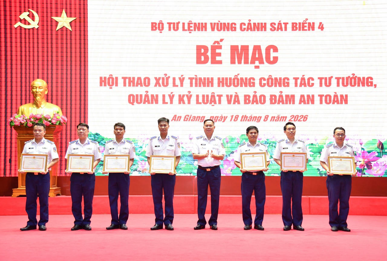 Thiếu tướng Nguyễn Văn Dũng - Bí thư Đảng ủy, Chính ủy Bộ Tư lệnh Vùng Cảnh sát biển 4, Trưởng ban Tổ chức Hội thao trao thưởng cho các cá nhân có thành tích tốt trong tham gia Hội thao. Ảnh: Đức Thái