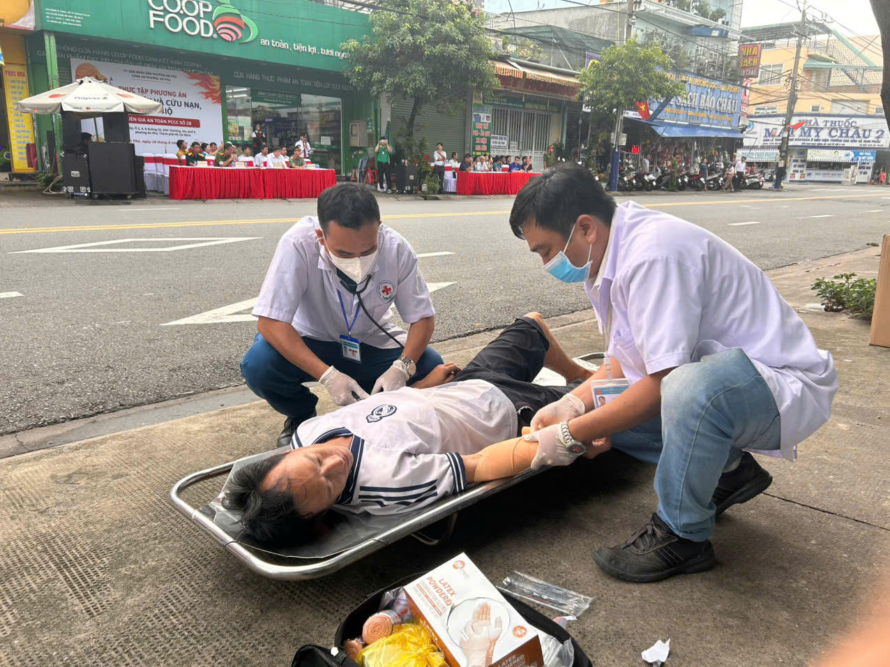Một nạn nhân được lực lượng chức năng tiếp cận, đưa ra ngoài và bàn giao cho nhân viên y tế. Ảnh Duy Trường