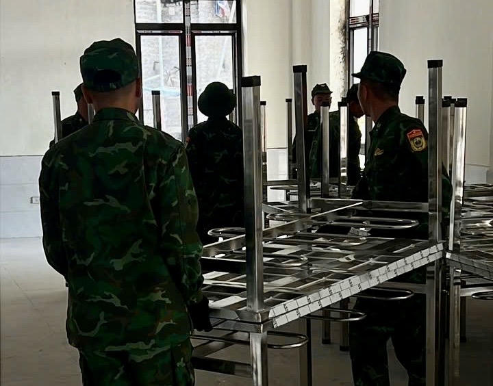 Chiến sĩ 3 đồn biên phòng tham gia hoàn thiện trường nội trú biên giới tại Lào Cai