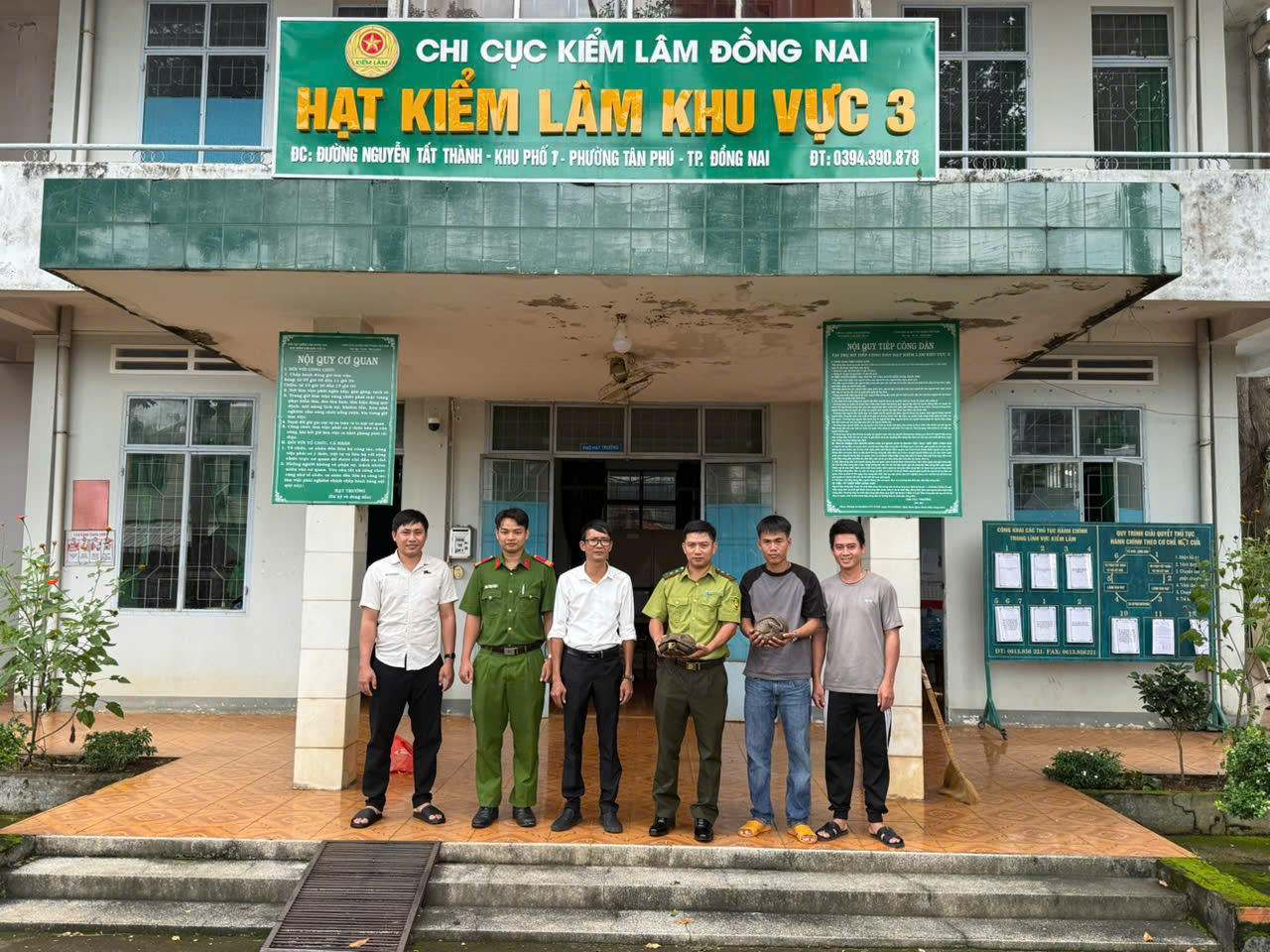 Hạt Kiểm lâm khu vực 3 phối hợp Công an phường Tân Phú, UBND phường và Phòng Kinh tế phường Tân Phú hoàn tất các thủ tục liên quan. (Ảnh Duy Trường)