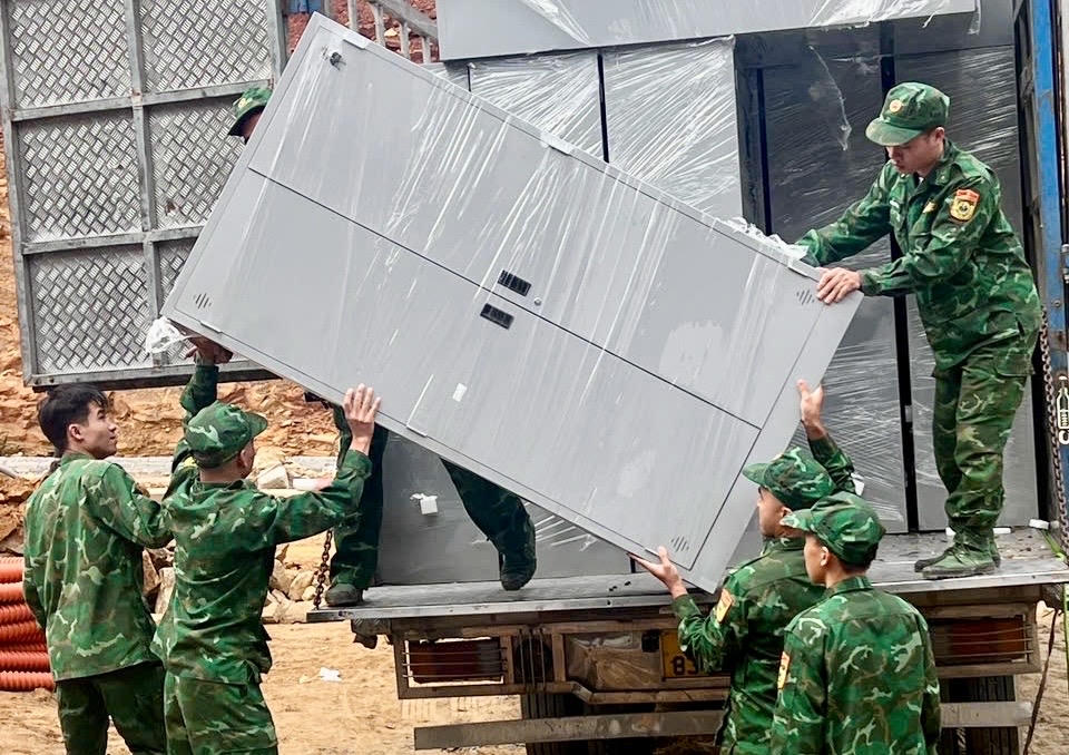 Chiến sĩ 3 đồn biên phòng tham gia hoàn thiện trường nội trú biên giới tại Lào Cai