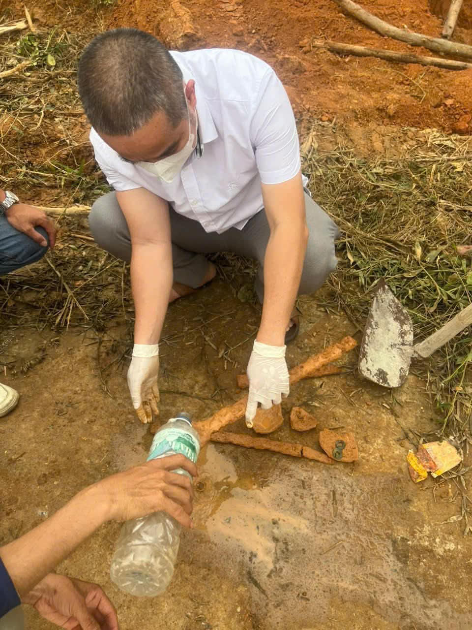 Hiện vật được tìm thấy tại mộ gạch cổ. Ảnh: Hồ Hà