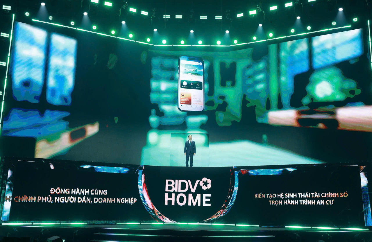 Phó Tổng Giám đốc BIDV Lê Huy Hoàng giới thiệu các giải pháp công nghệ nổi bật của ngân hàng. Ảnh: BIDV