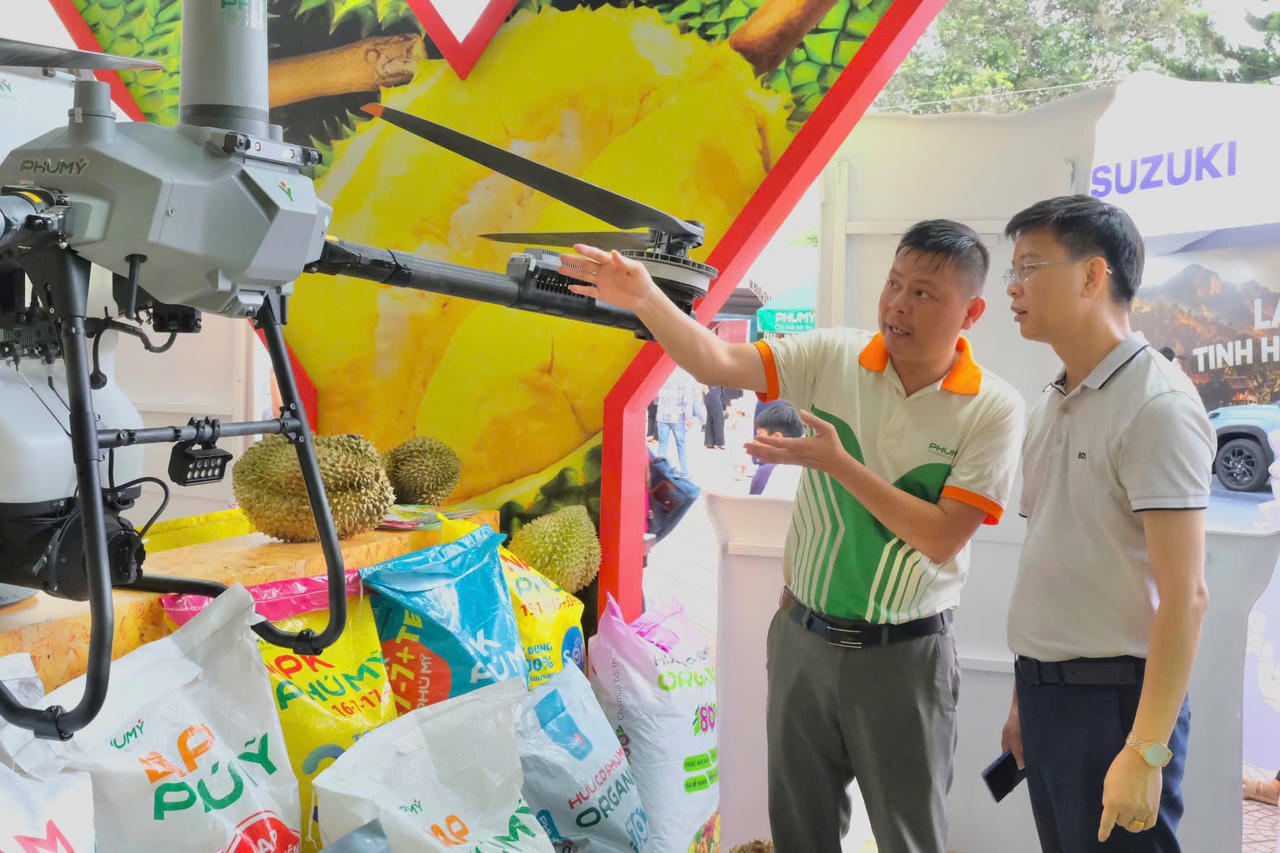 Cán bộ Phú Mỹ tư vấn nhiệt tình khách đến thăm quan.