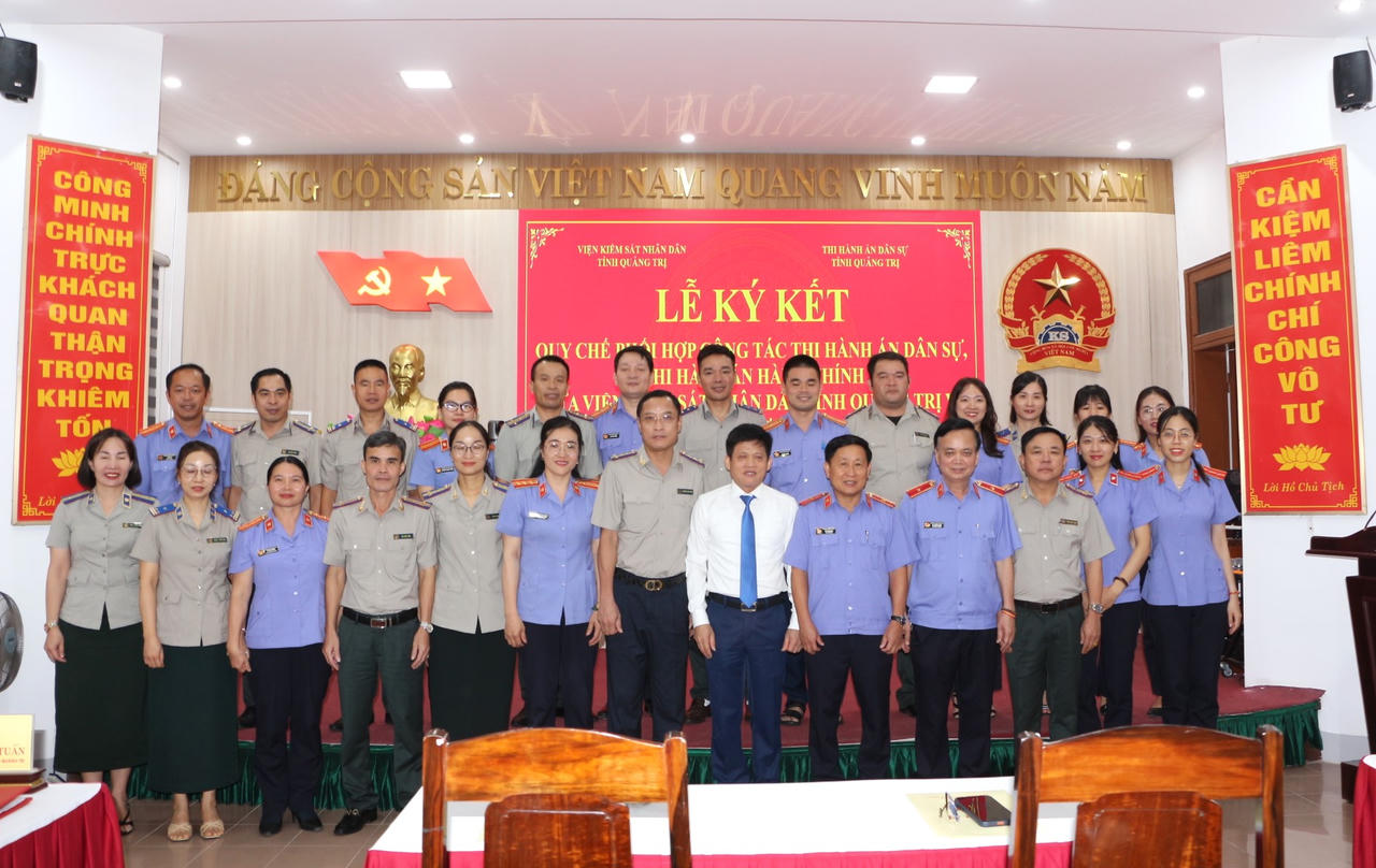 &Ocirc;ng L&ecirc; Văn Bảo, Ph&oacute; Chủ tịch UBND tỉnh, Trưởng Ban Chỉ đạo THADS tỉnh, l&atilde;nh đạo Viện KSND tỉnh, Cơ quan THADS tỉnh Quảng Trị c&ugrave;ng c&aacute;c đại biểu chụp ảnh lưu niệm sau lễ k&yacute; kết Quy chế phối hợp. (Ảnh: Minh Phương)
