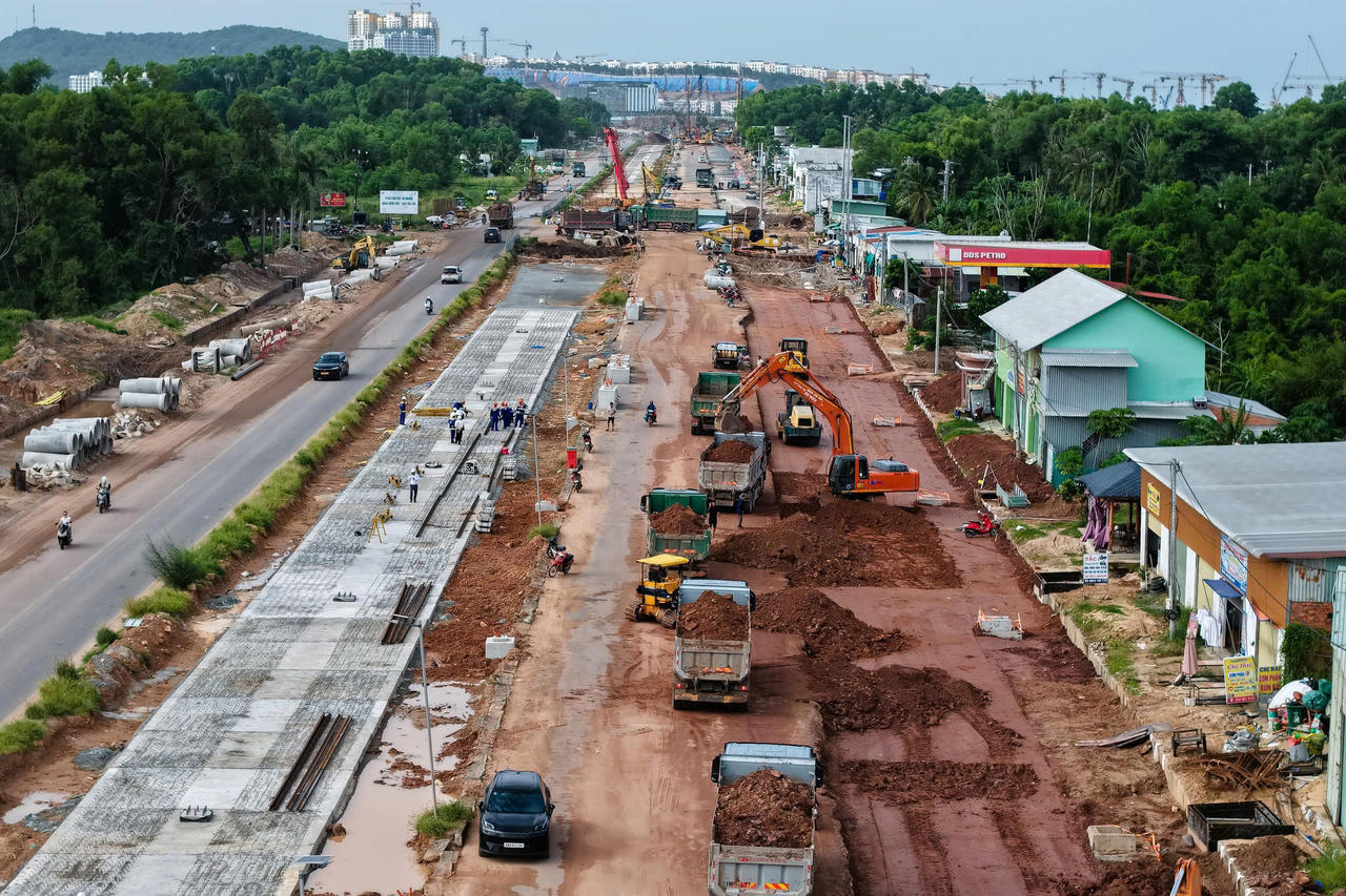 Ngay khi những cơn mưa vừa dứt, những đoàn xe lại nối đuôi nhau ra công trường.  Ảnh: Sun Group