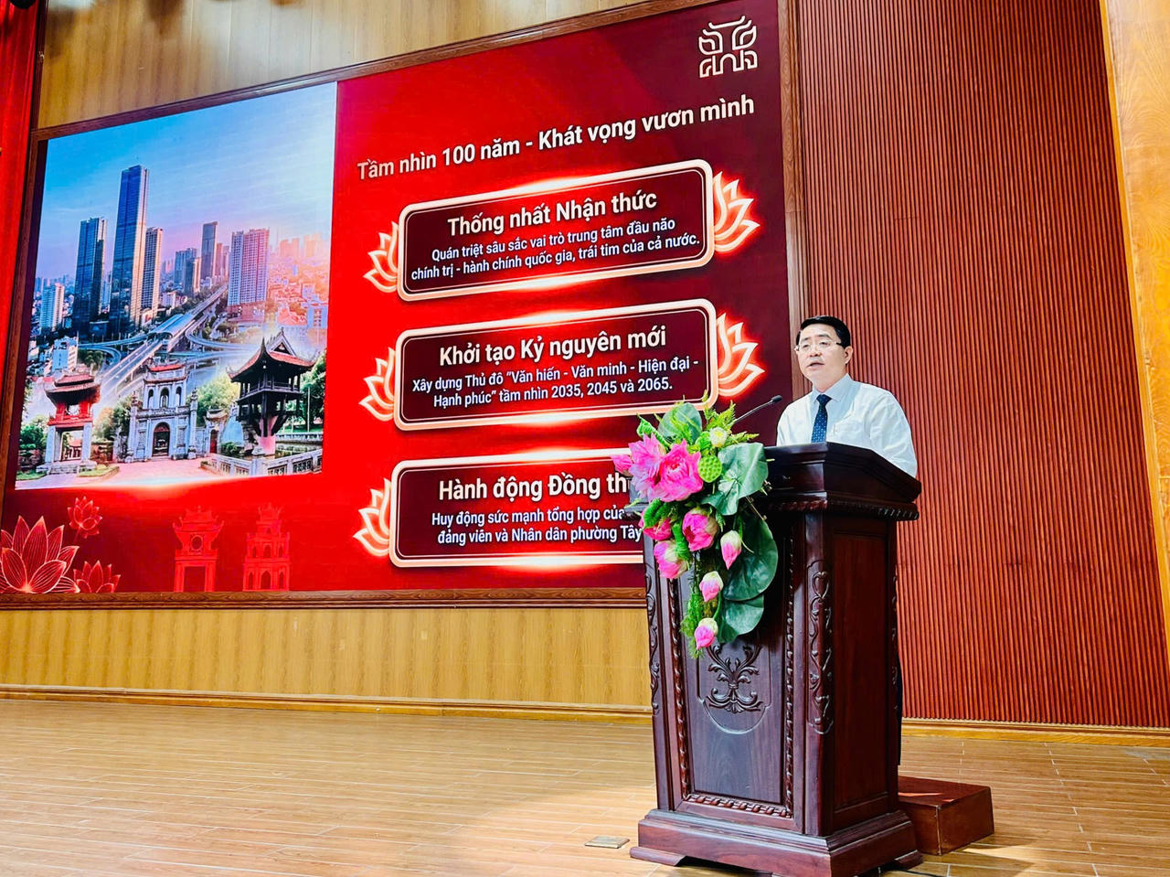 Trưởng ban Xây dựng Đảng phường Tây Hồ Nguyễn Mạnh Tiến thông tin về cuộc thi (Ảnh Ngọc Hương).