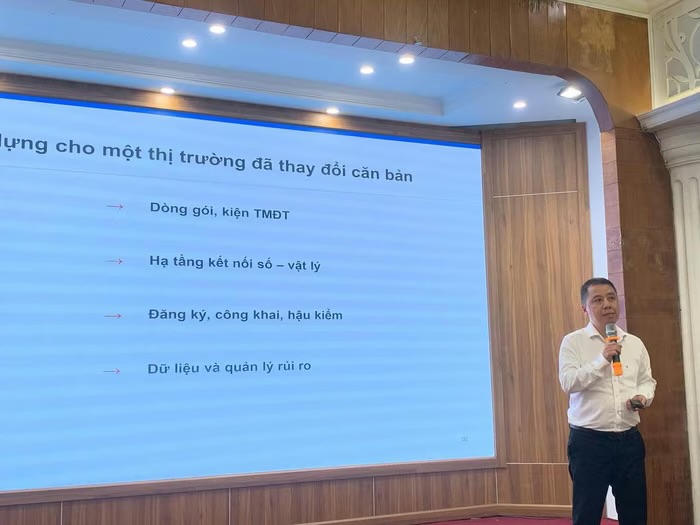 Ông Lã Hoàng Trung, Vụ trưởng Vụ Bưu chính, Bộ KHCN chia sẻ về Dự án Luật Bưu chính (sửa đổi) tại hội nghị. (Ảnh: PV)