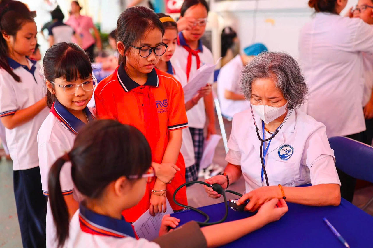 Hà Nội bắt đầu khám sức khỏe miễn phí cho trẻ em mầm non và học sinh phổ thông Hà Nội bắt đầu khám sức khỏe miễn phí cho trẻ em mầm non và học sinh phổ thông