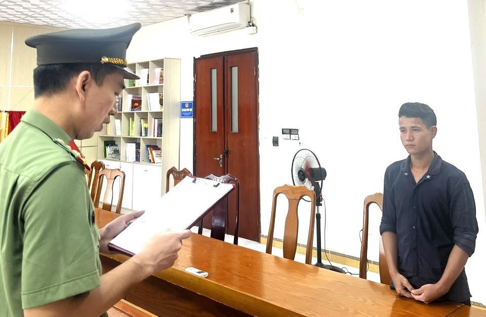 Khởi tố đối tượng nhặt được súng nén hơi mang đi bắn chim