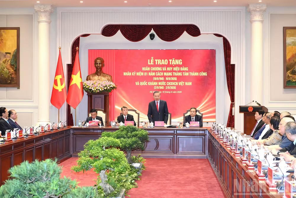 Tri ân các đồng chí Ủy viên Bộ Chính trị, Ủy viên Ban Bí thư các thời kỳ Tri ân các đồng chí Ủy viên Bộ Chính trị, Ủy viên Ban Bí thư các thời kỳ