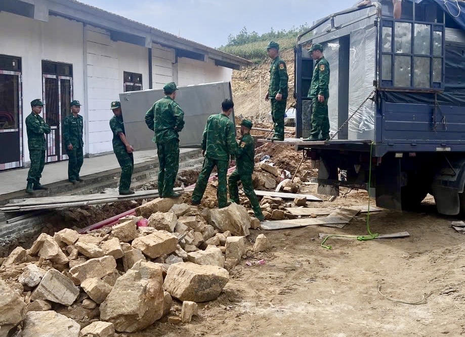 10 cán bộ, chiến sĩ đến làm việc trực tiếp tại công trường thi công Trường phổ thông dân tộc nội trú Tiểu học và Trung học cơ sở Pha Long. (Ảnh: Nguyễn Hải)