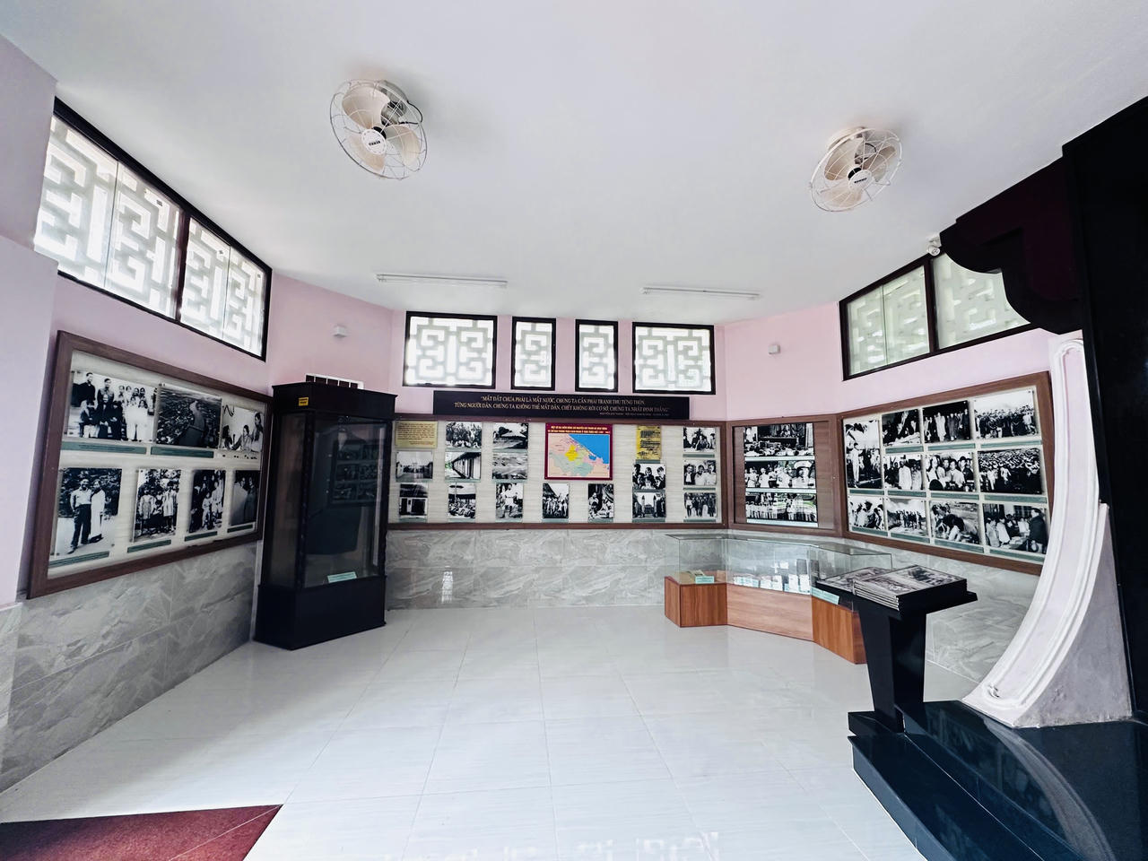 Khu vực trưng bày ảnh những hoạt động cách mạng của đại tướng Nguyễn Chí Thanh (Ảnh: Khánh Hoài)