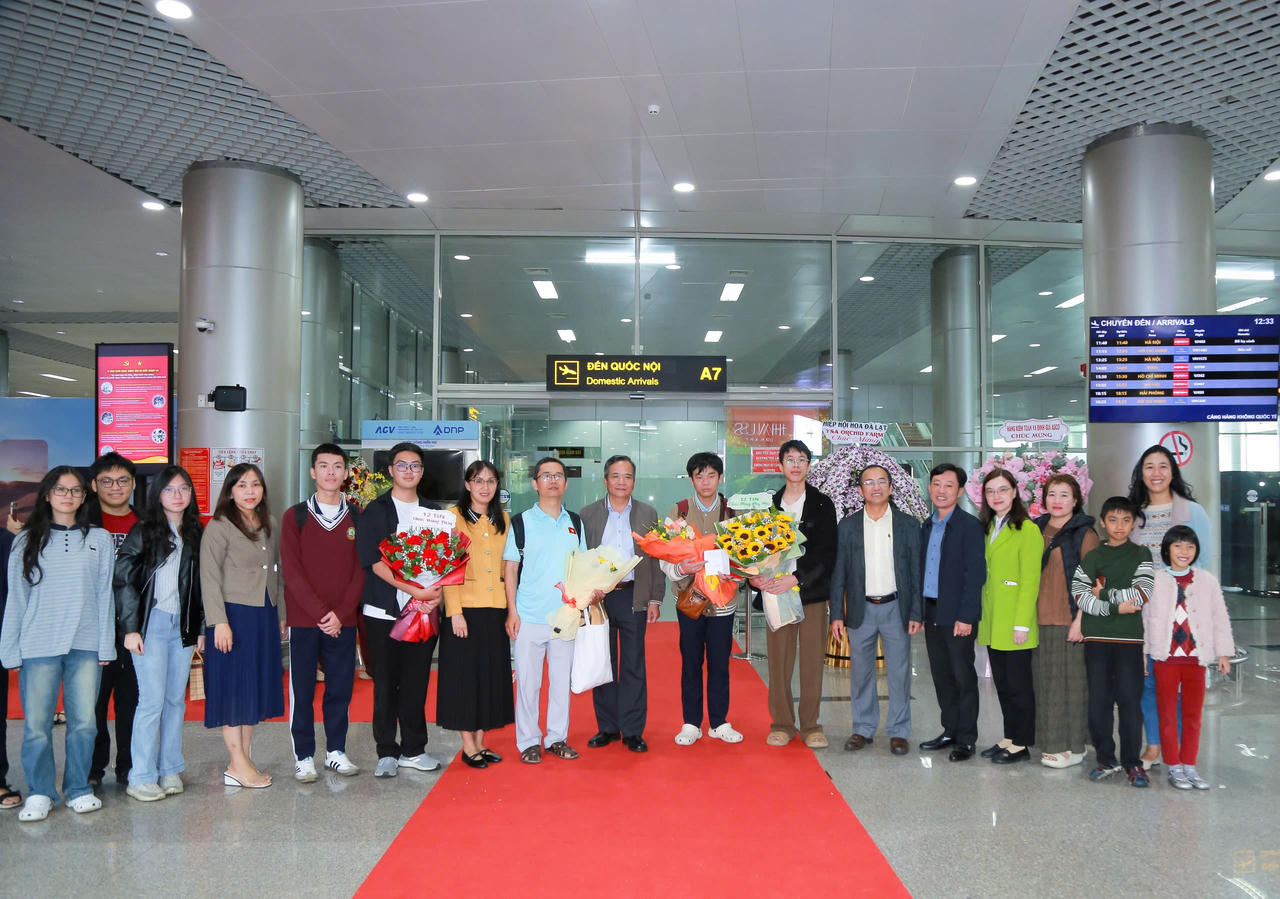 Ông Trần Đức Lợi, Phó Giám đốc Sở GD&ĐT Lâm Đồng; ông Đào Mạnh Trinh, Hiệu trưởng Trường THPT Chuyên Thăng Long cùng cán bộ, giáo viên, học sinh và người thân đón, chúc mừng em Đặng Huy Hậu.