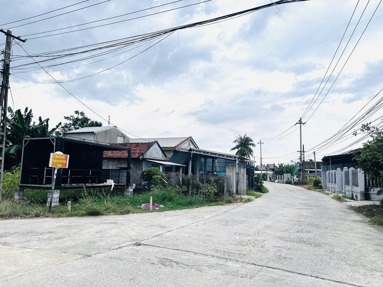 Hệ thống đường làng, ngõ xóm đã được "bê tông hoá" (Ảnh: Khánh Hoài)