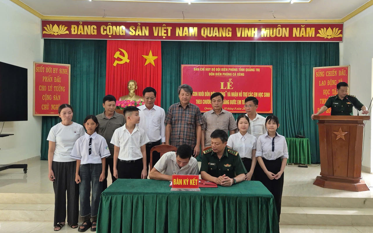 Đại diện gia đình ký cam kết với Đồn biên phòng Cà Xèng trong thực hiện chương trình “ Nâng bước em đến trường - con nuôi đồn biên phòng”. (Ảnh: BĐBP tỉnh Quảng Trị) 