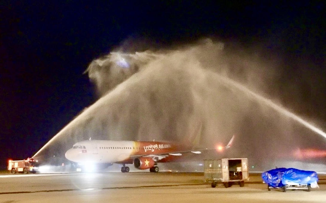 Chuyến bay đầu tiên của Vietjet được chào đón bằng nghi thức vòi rồng tại Colombo - Sri Lanka. Ảnh: Vietjet