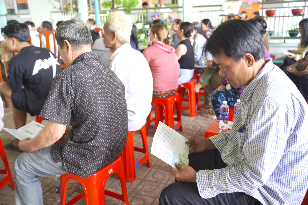 Người dân tìm hiểu tài liệu tuyên truyền về công tác bảo đảm an ninh, an toàn công trình khí PM3 - Cà Mau (Ảnh: Hữu Đệ).