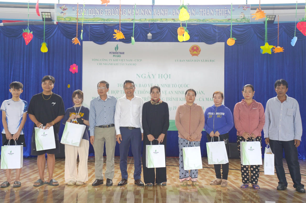 Ban Tổ chức trao quà cho người dân trả lời đúng các câu hỏi tại chương trình (Ảnh: Hữu Đệ).