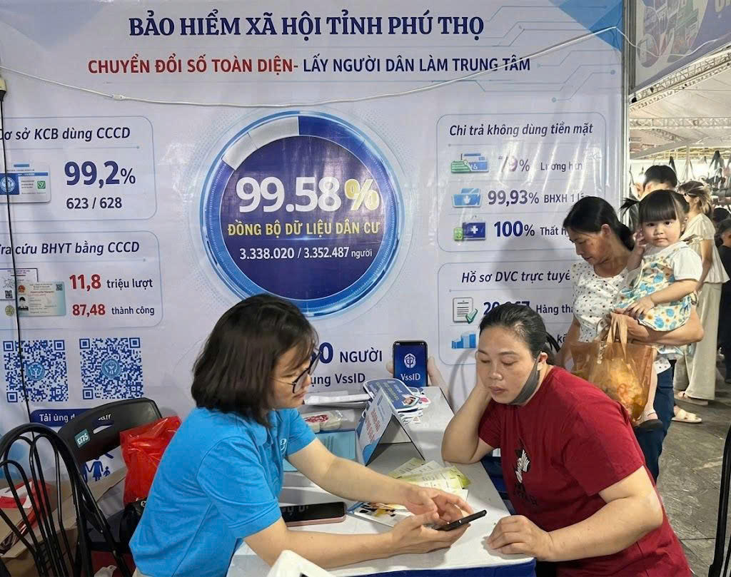 Cán bộ BHXH tỉnh tư vấn, giải đáp chính sách BHXH, BHYT, BHTN cho người dân trong dịp Lễ hội Đền Hùng và Tuần Văn hóa - Du lịch Đất Tổ năm Bính Ngọ 2026. (ảnh: Anh Thơ)