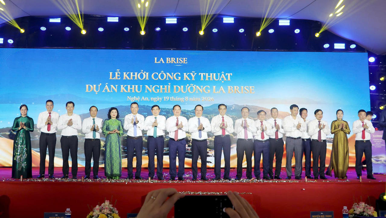 Các đại biểu chụp ảnh lưu niệm tại Lễ khởi công (ảnh P. Quỳnh)