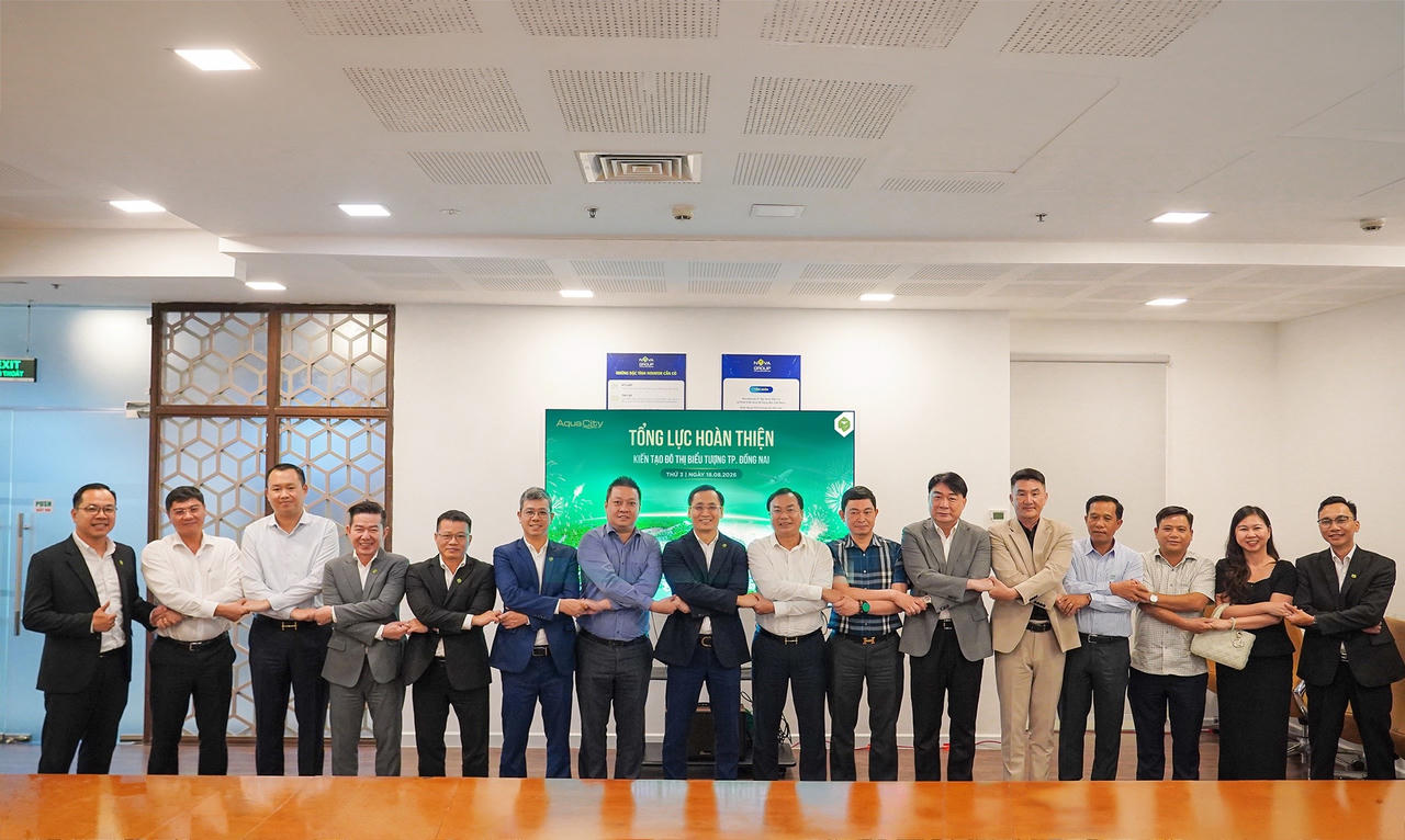Đại diện Tập đoàn Novaland cùng đối tác tài chính, ngân hàng và nhà thầu chiến lược thể hiện quyết tâm tổng lực hoàn thiện Aqua City theo kế hoạch. (Ảnh: Tiến Dũng)