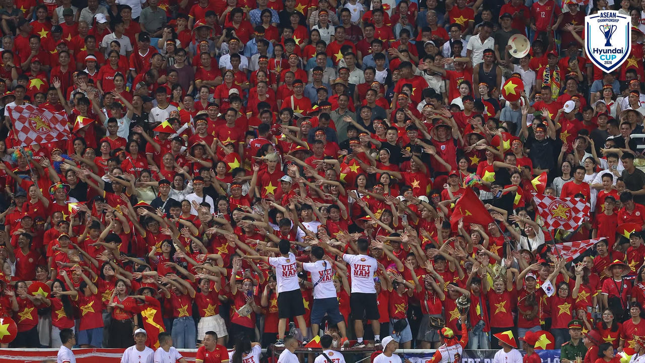 Người hâm mộ đang chờ đón đội tuyển Việt Nam nâng cúp vàng AFF Cup 2026 tại sân Mỹ Đình, Hà Nội (Ảnh Asean FC)