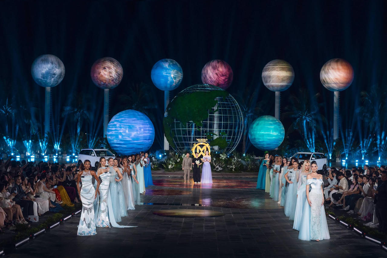 111 thí sinh Miss World lần thứ 73 trình diễn tại Vietnam Beauty Fashion Fest XVI ở Khu du lịch Quốc tế Đồi Rồng, Hải Phòng. (ảnh Duyên Vũ)
