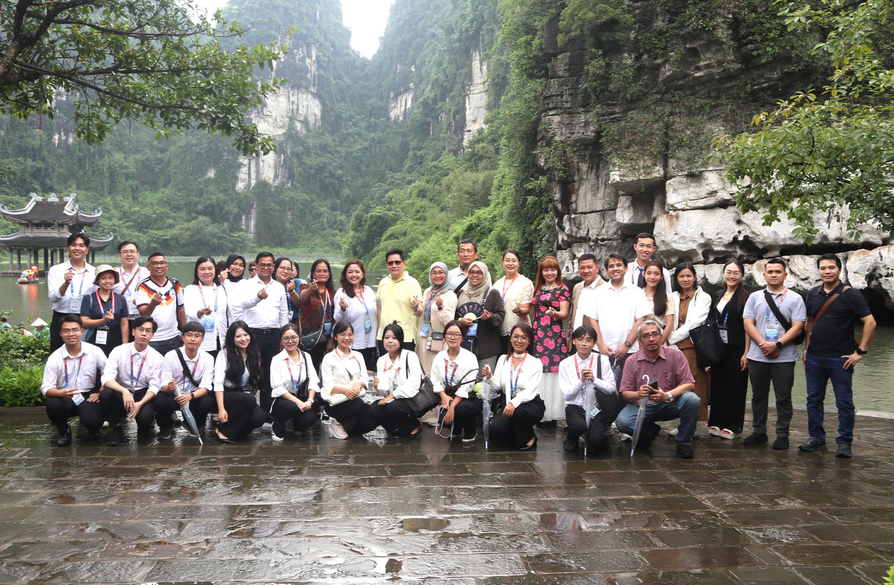 Các đại biểu chụp ảnh cùng các tình nguyện viên (ảnh: Thiên Kim)