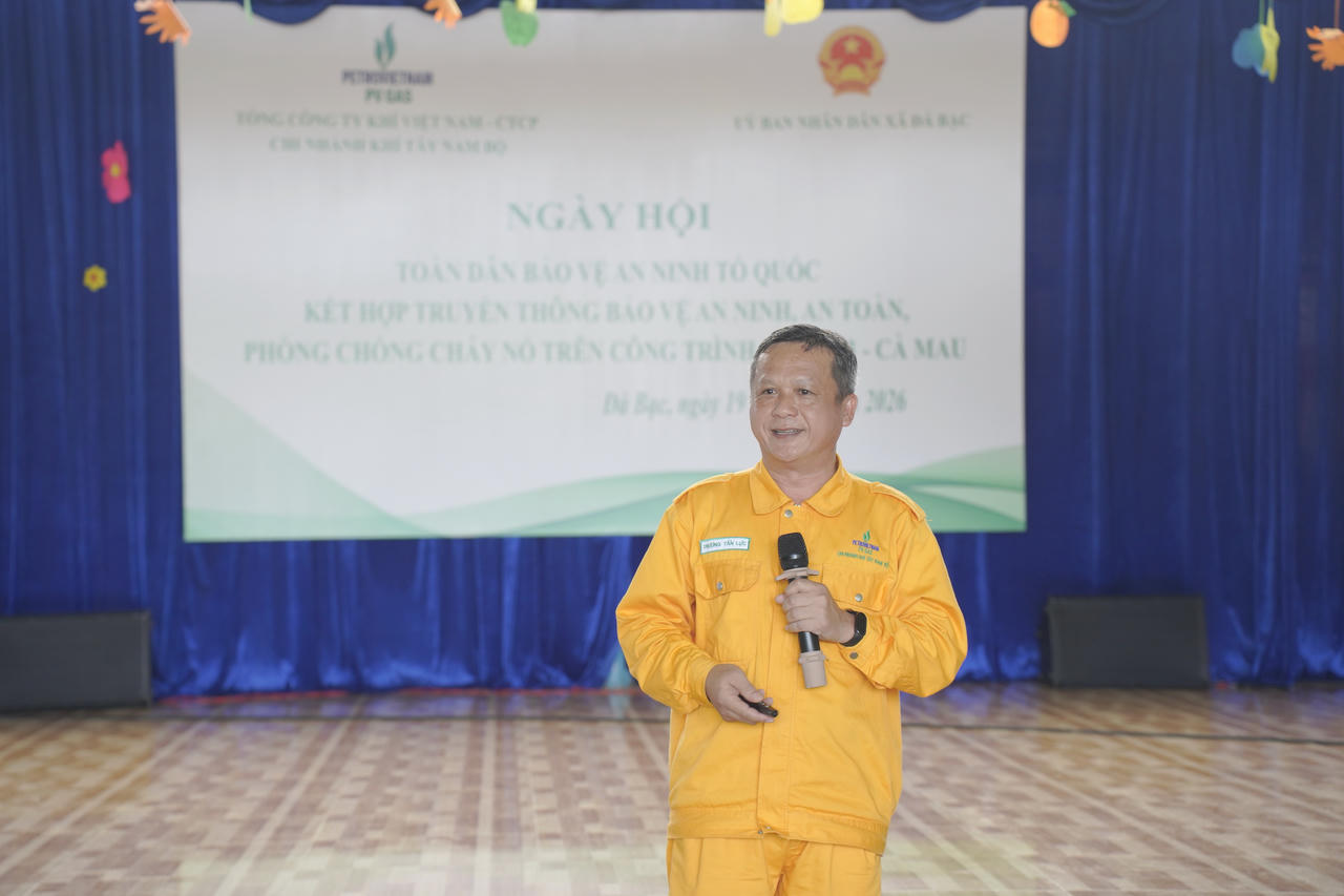 Đại diện Chi nhánh Khí Tây Nam Bộ tuyên truyền, phổ biến pháp luật về bảo vệ an ninh, an toàn công trình khí (Ảnh: Hữu Đệ).