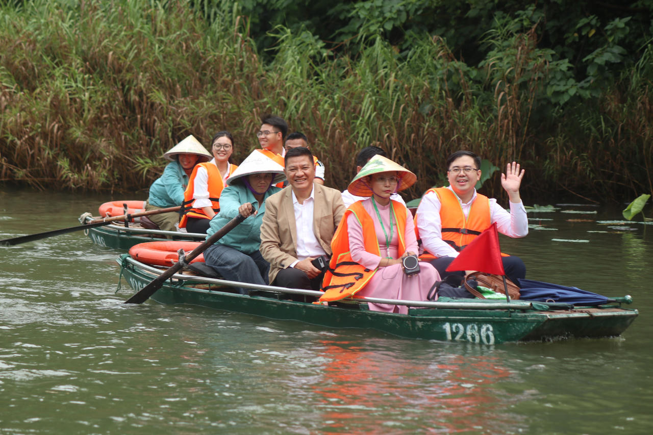 Đại biểu Diễn đàn Pháp luật ASEAN trải nghiệm cảnh quan Tràng An - Ninh Bình
