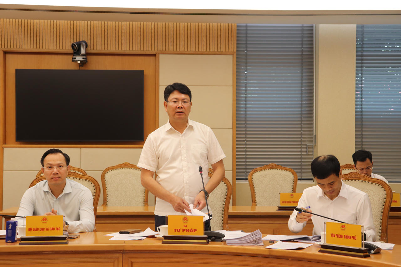 Thứ trưởng Bộ Tư pháp Nguyễn Thanh Tịnh báo cáo tại cuộc họp.