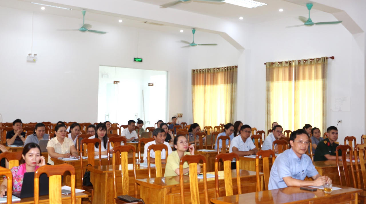 Các học viên được báo cáo viên cập nhật quy định về tổ chức thi hành pháp luật, đấu giá tài sản và trao đổi kỹ năng xây dựng, triển khai phương án đấu giá quyền sử dụng đất. (Ảnh: Minh Phương)