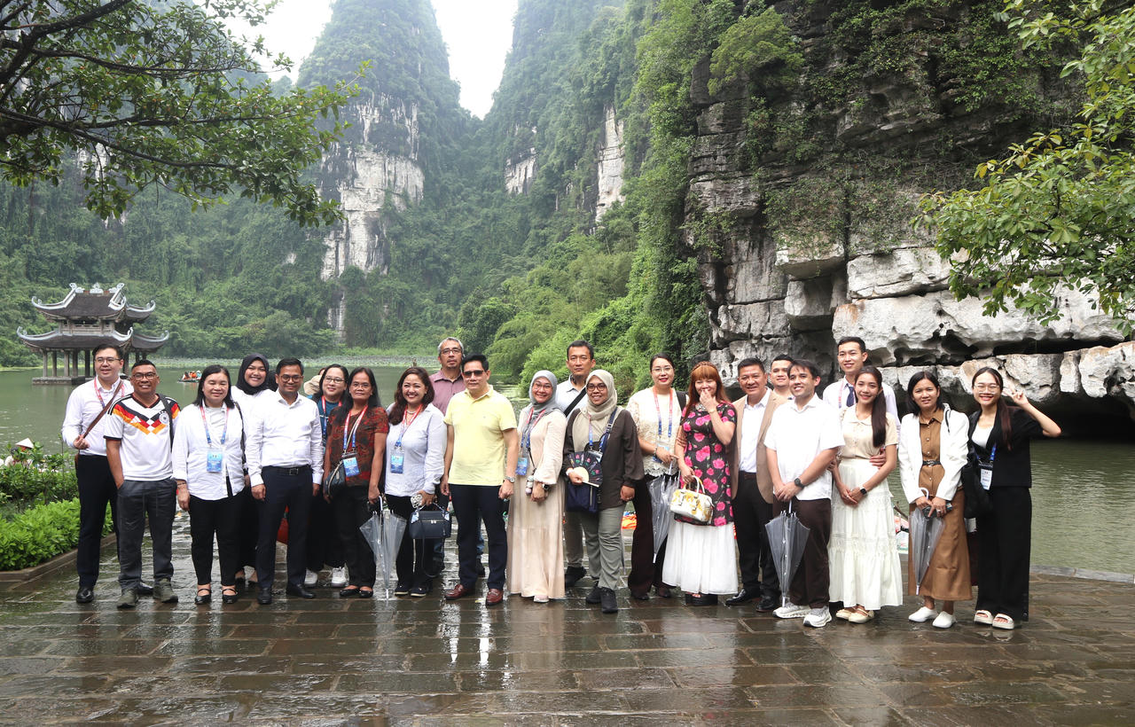 Đại biểu Diễn đàn Pháp luật ASEAN trải nghiệm cảnh quan Tràng An - Ninh Bình