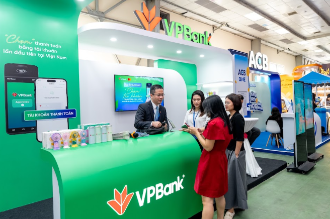 Khách hàng trải nghiệm tại gian hàng VPBank. Ảnh: VPBank 