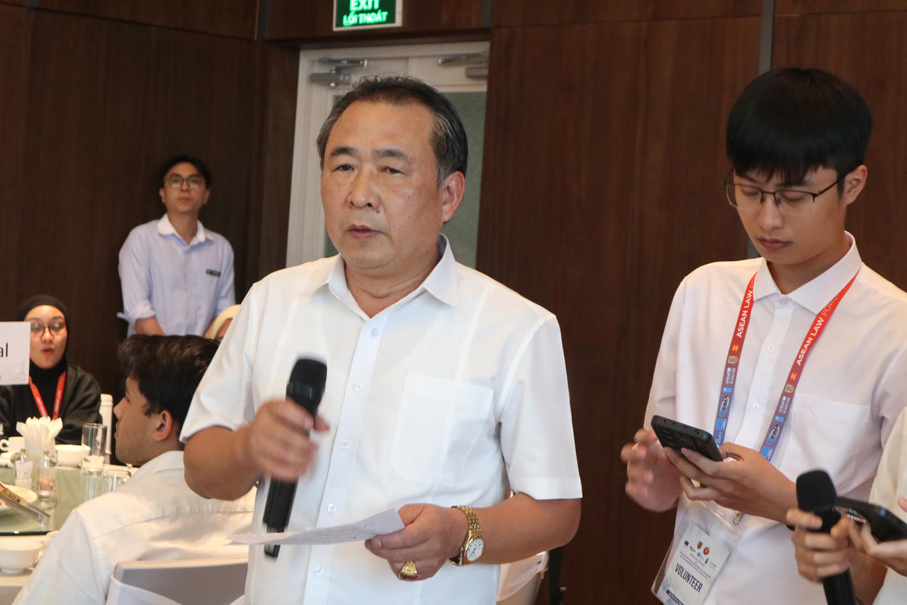 Ông Bùi Văn Thái, Giám đốc Sở Tư pháp tỉnh Ninh Bình phát biểu chào mừng đoàn đến tham quan, trải nghiệm tại Ninh Bình (ảnh: T.Kửu)