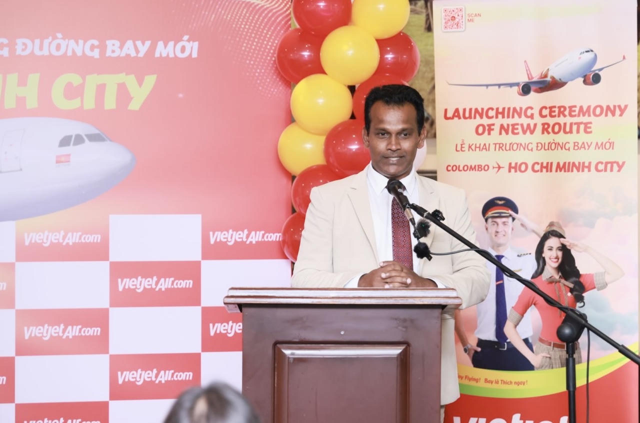 Thứ trưởng Bộ Du lịch Sri Lanka Ruwan Ranasinghe phát biểu chúc mừng tại sự kiện. Ảnh: Vietjet