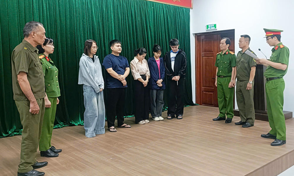Khởi tố 5 đối tượng lừa dối hàng trăm khách hàng