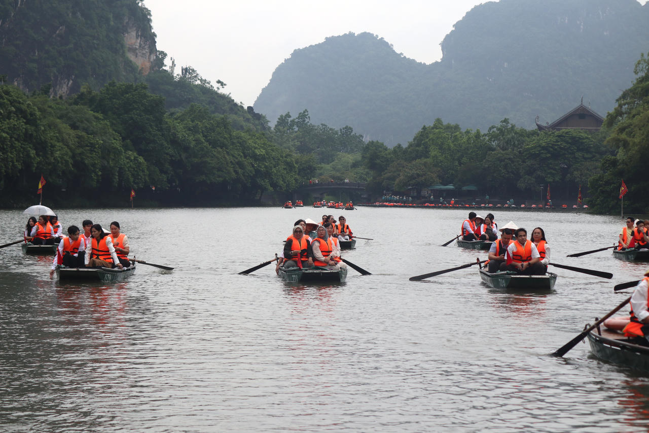 Đại biểu Diễn đàn Pháp luật ASEAN trải nghiệm cảnh quan Tràng An - Ninh Bình