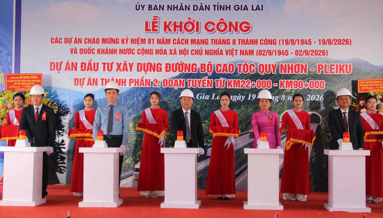 Các đại biểu thực hiện nghi thức khởi công Dự án Đầu tư xây dựng đường bộ cao tốc Quy Nhơn - Pleiku, dự án thành phần 2. (Ảnh: Nguyễn Luật)